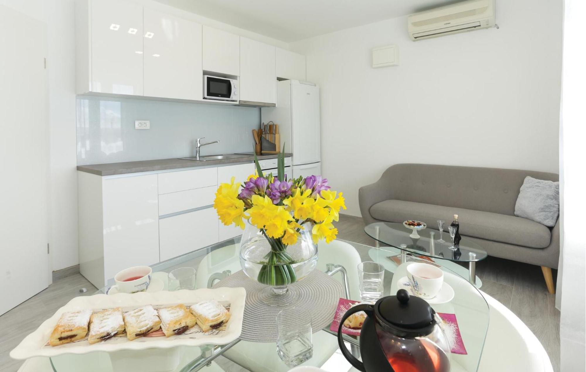 Cozy Apartment In Solin With Kitchen Exterior foto