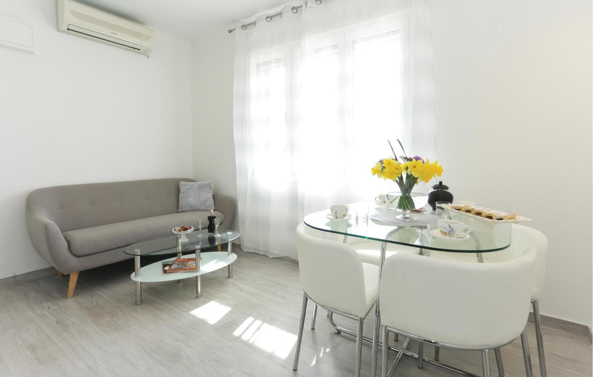 Cozy Apartment In Solin With Kitchen Exterior foto